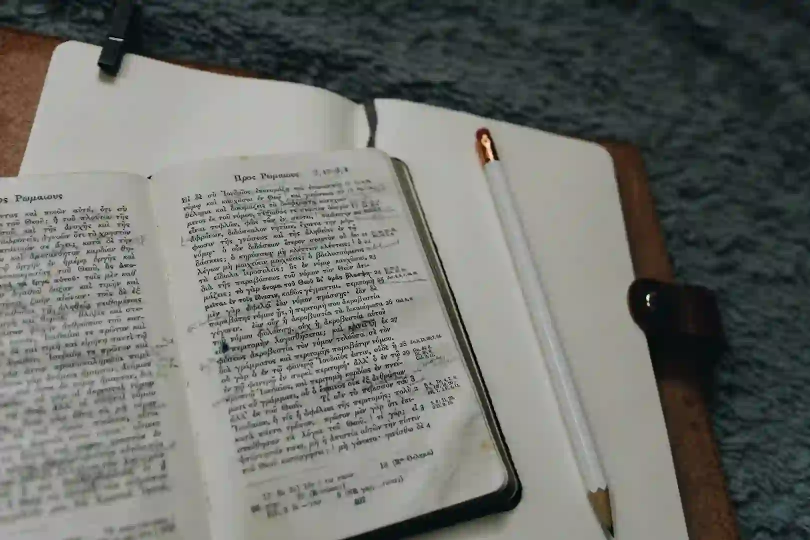 Notizbuch und Buch in griechischer Sprache.